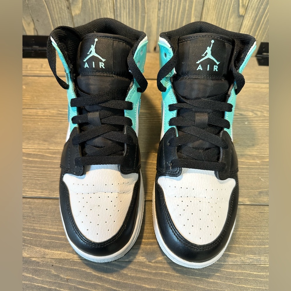 Jordan 1 mid, size 6Y (7.5 in women’s sizing) - Picture 3 of 6